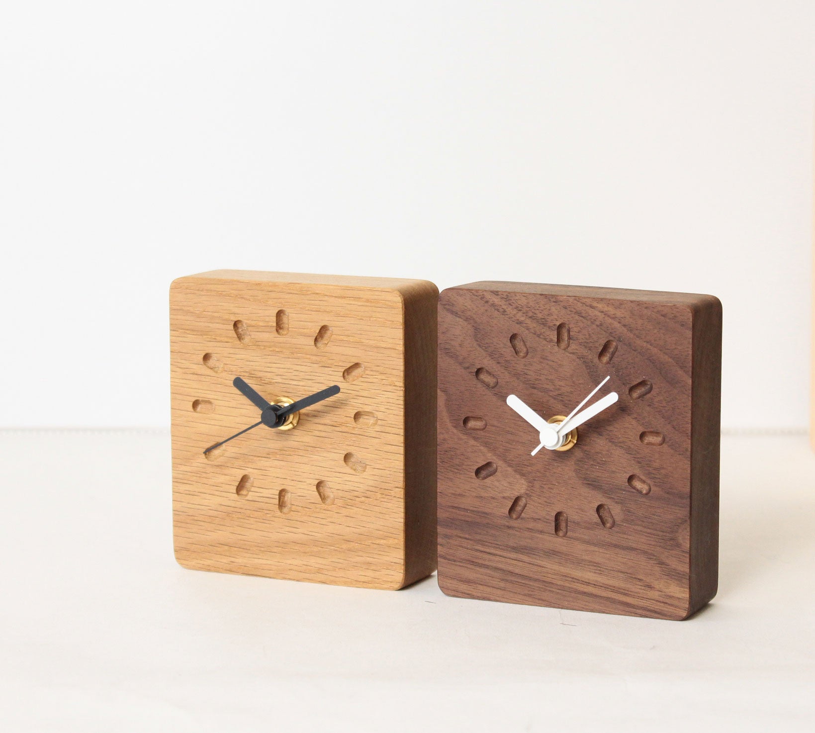 売れ筋 Latree 小さい時計2ピット オーク 置き時計 リビング 30mm厚 天然木オーク材 ダイニング 無垢材 木製 北欧 ギフト アンティーク  置き時計 おしゃれ インテリア かわいい シンプル 置き掛け兼用時計